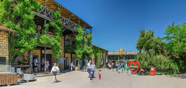 Odessa, Ukrayna 06.06.2023. Ukrayna 'nın Odessa şehrinde güneşli bir yaz gününde Eco Park New Vasyuki