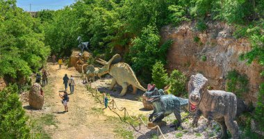 Odessa, Ukrayna 06.06.2023. Ukrayna 'nın Odessa kentindeki Eco Park' taki Dinozor Kanyonu güneşli bir yaz gününde