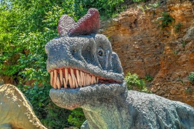 Odessa, Ukrayna 06.06.2023. Ukrayna 'nın Odessa kentindeki Eco Park' taki Dinozor Kanyonu güneşli bir yaz gününde