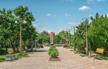 Dobroslav, Ukrayna 06.17.2023. Ukrayna 'nın Dobroslav, Odessa bölgesinde güneşli bir yaz gününde anılar sokağı.