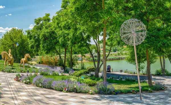 Dobroslav, Ukrayna 06.17.2023. Güneşli bir yaz gününde Ukrayna 'nın Dobroslav, Odessa bölgesindeki Dubai parkı