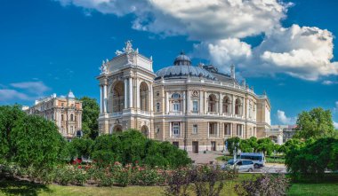 Odessa, Ukrayna 02.05.2023. Ukrayna 'nın Odessa şehrinde güneşli bir yaz gününde Ulusal Akademik Opera ve Bale Tiyatrosu
