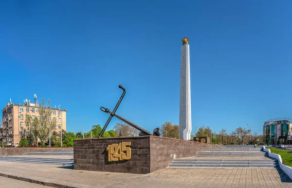 ウクライナのオデッサ05 2023 ウクライナのオデッサのアルカディア地区での勝利のObelisk翼 晴れた春の日に — ストック写真