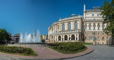 Odessa, Ukrayna 02.05.2023. Ukrayna 'nın Odessa şehrinde güneşli bir yaz gününde Ulusal Akademik Opera ve Bale Tiyatrosu