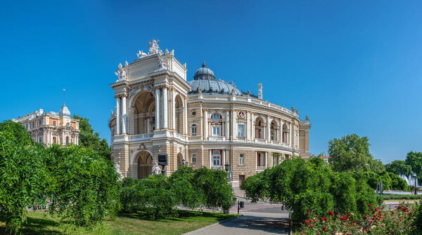 Одесса, Украина, 2023 год. Национальный академический театр оперы и балета в Одессе, Украина, в солнечный летний день
