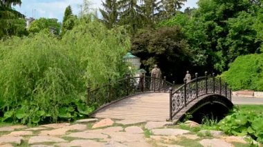 Uman, Ukrayna 28.06.2023. Uman, Ukrayna 'daki Sofiyivka Halk Parkı güneşli bir yaz günü HD