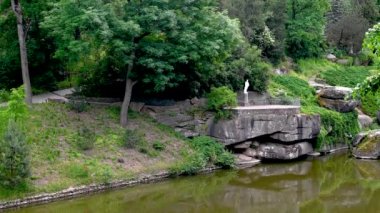 Uman, Ukrayna 28.06.2023. Uman, Ukrayna 'daki Sofiyivka Halk Parkı güneşli bir yaz günü HD