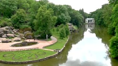 Uman, Ukrayna 28.06.2023. Uman, Ukrayna 'daki Sofiyivka Halk Parkı güneşli bir yaz günü HD