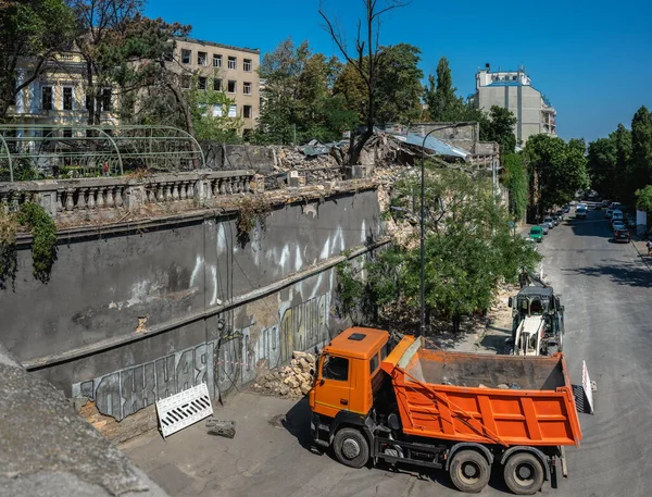 Odessa, Ukrayna 25.07.2023. Bilimadamları Evi 'nin tarihi binası, Kont Tolstoy' un mülkü, Odessa, Ukrayna 'daki bir Rus roketi tarafından hasar gördü.