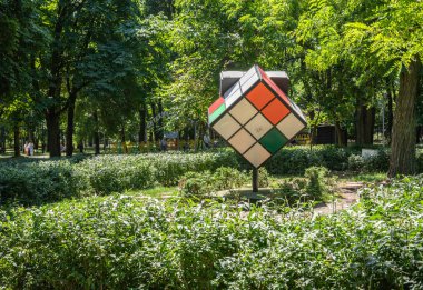 Odessa, Ukrayna 16.07.2023. Ukrayna 'nın Odessa kentindeki Gorky parkında güneşli bir yaz gününde Rubiks Küpü anıtı