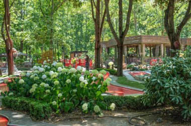 Odessa, Ukrayna 16.07.2023. Ukrayna 'nın Gorky Parkı' ndaki mini golf kafede güneşli bir yaz gününde.