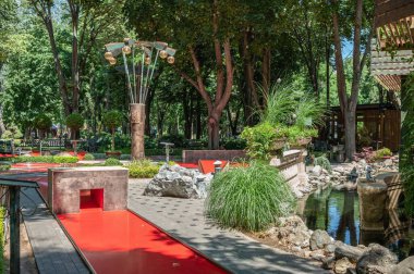 Odessa, Ukrayna 16.07.2023. Ukrayna 'nın Gorky Parkı' ndaki mini golf kafede güneşli bir yaz gününde.