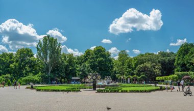 Odessa, Ukrayna 16.07.2023. Odessa, Ukrayna 'daki Gorky Parkı, güneşli bir yaz gününde