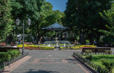 Odessa, Ukrayna 25.07.2023. Ukrayna, Odessa 'da şehir meydanı çeşmesi, güneşli bir yaz gününde.