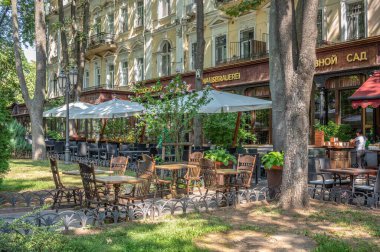 Odessa, Ukrayna 25.07.2023. Şehir meydanı güneşli bir yaz gününde Ukrayna, Odessa 'nın tarihi merkezi.