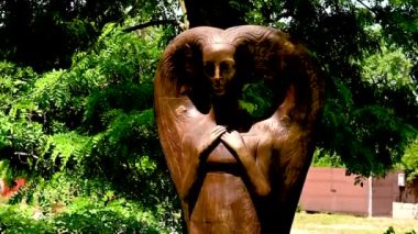 Dobroslav, Ukrayna 06.17.2023. Ukrayna 'nın Dobroslav, Odessa bölgesindeki orman şarkı parkı, güneşli bir yaz günü