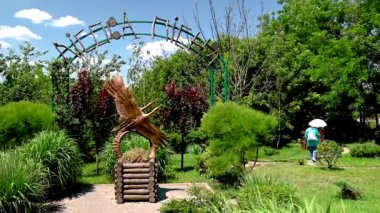 Dobroslav, Ukrayna 06.17.2023. Ukrayna 'nın Dobroslav, Odessa bölgesindeki orman şarkı parkı, güneşli bir yaz günü