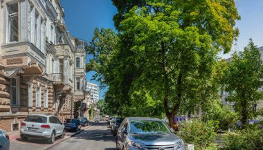 Odessa, Ukrayna 25.07.2023. Ukrayna 'nın Odessa kentindeki Preobrazhenskaya caddesindeki tarihi bina güneşli bir yaz gününde