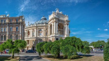 Ukrayna 'nın Odessa şehrinde güneşli bir yaz gününde Ulusal Akademik Opera ve Bale Tiyatrosu