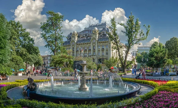 Odessa, Ukrayna 25.07.2023. Ukrayna, Odessa 'da şehir meydanı çeşmesi, güneşli bir yaz gününde.