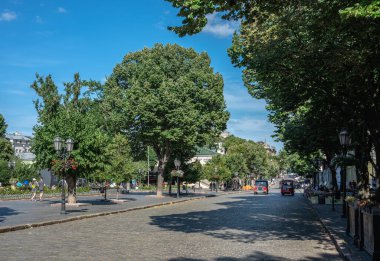 Odessa, Ukrayna 25.07.2023. Güneşli bir yaz gününde Ukrayna 'nın Odessa kentindeki Deribasovskaya caddesinde tarihi binalar