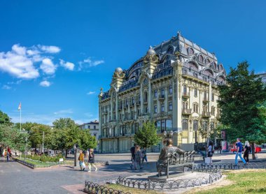 Odessa, Ukrayna 09.07.2023. Ukrayna 'nın Odessa kentindeki Deribasovskaya caddesindeki Bolshaya Moskovskaya Oteli' nin tarihi binası güneşli bir yaz gününde