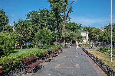 Odessa, Ukrayna 25.07.2023. Güneşli bir yaz gününde Ukrayna 'nın Odessa kentindeki Deribasovskaya caddesinde tarihi binalar