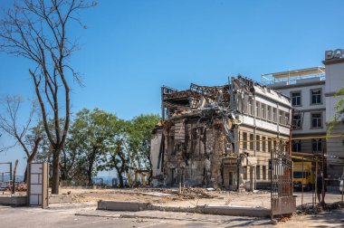 Odessa, Ukrayna 29.07.2023. Ukrayna 'nın Odessa şehrinde güneşli bir günde bir Rus roketi tarafından hasar gördü.