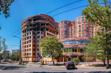 Odessa, Ukrayna 29.07.2023 Shevchenko Bulvarı 'ndaki iş merkezi güneşli bir günde Odessa, Ukrayna' da bir Rus roketi tarafından hasar gördü.