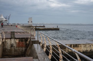 Odessa, Ukrayna 15.09.2023. Odessa, Ukrayna 'daki Lanzheron plajında bulutlu bir sonbahar sabahı