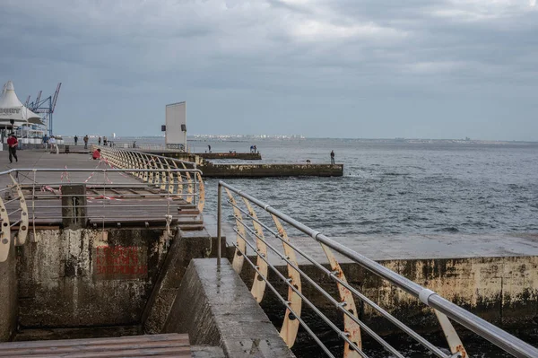 Odessa, Ukrayna 15.09.2023. Odessa, Ukrayna 'daki Lanzheron plajında bulutlu bir sonbahar sabahı