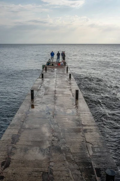 Odessa, Ukrayna 15.09.2023. Odessa, Ukrayna 'daki Lanzheron plajında bulutlu bir sonbahar sabahı