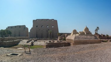 Luxor, Mısır - 27.07.2025. Mısır 'ın Luxor kentindeki Karnak Tapınağı' nın antik kalıntıları binlerce yıllık zengin tarihi ve mimari mucizeyi gözler önüne seriyor.