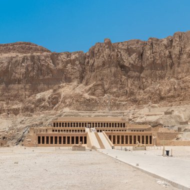 Luxor, Mısır - 27.07.2025. Terasları ve sütunları kayalık bir uçurumun yüzüne oyulmuş Hatshepsut Morgu Tapınağı 'nın geniş bir manzarası.