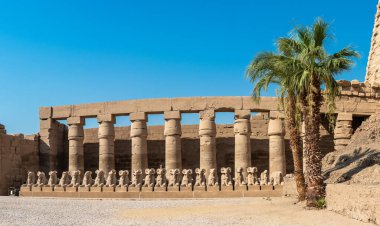 Luxor, Mısır - 27.07.2025. Mısır 'ın Luxor kentindeki Karnak Tapınağı' nın antik kalıntıları binlerce yıllık zengin tarihi ve mimari mucizeyi gözler önüne seriyor.