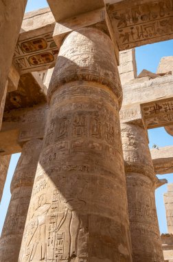 Luxor, Mısır - 27.07.2025. Mısır 'ın Luxor kentindeki Karnak Tapınağı' nın antik kalıntıları binlerce yıllık zengin tarihi ve mimari mucizeyi gözler önüne seriyor.