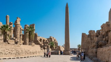 Luxor, Mısır - 27.07.2025. Mısır 'ın Luxor kentindeki Karnak Tapınağı' nın antik kalıntıları binlerce yıllık zengin tarihi ve mimari mucizeyi gözler önüne seriyor.