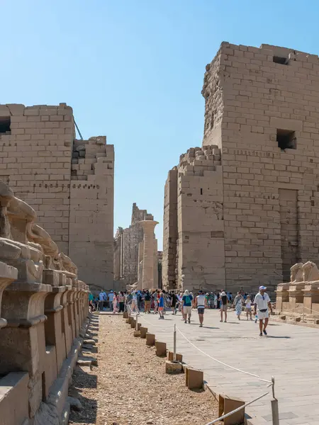 Luxor, Mısır - 27.07.2025. Mısır 'ın Luxor kentindeki Karnak Tapınağı' nın antik kalıntıları binlerce yıllık zengin tarihi ve mimari mucizeyi gözler önüne seriyor.