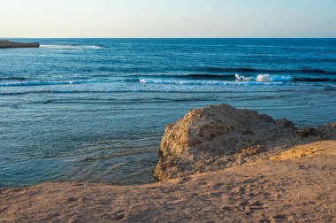 Marsa Alam, Mısır 19.07.2025 - sığ sularda mercan resifleri ve kumda güneşlenen bir tatil köyünün panoramik manzarası. Düzenleyici kullanımı