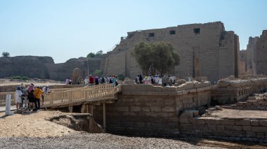 Luxor, Mısır - 27.07.2025. Mısır 'ın Luxor kentindeki Karnak Tapınağı' nın antik kalıntıları binlerce yıllık zengin tarihi ve mimari mucizeyi gözler önüne seriyor.