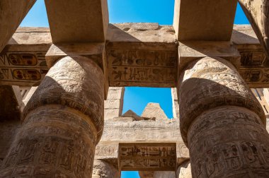 Luxor, Mısır - 27.07.2025. Mısır 'ın Luxor kentindeki Karnak Tapınağı' nın antik kalıntıları binlerce yıllık zengin tarihi ve mimari mucizeyi gözler önüne seriyor.