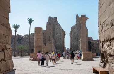 Luxor, Mısır - 27.07.2025. Mısır 'ın Luxor kentindeki Karnak Tapınağı' nın antik kalıntıları binlerce yıllık zengin tarihi ve mimari mucizeyi gözler önüne seriyor.