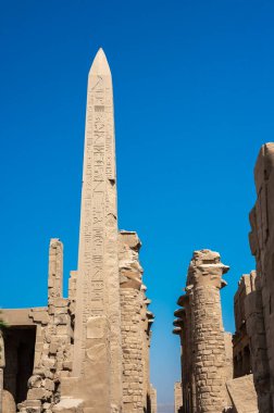 Luxor, Mısır - 27.07.2025. Mısır 'ın Luxor kentindeki Karnak Tapınağı' nın antik kalıntıları binlerce yıllık zengin tarihi ve mimari mucizeyi gözler önüne seriyor.