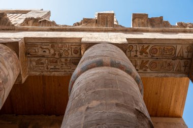 Luxor, Mısır - 27.07.2025. Mısır 'ın Luxor kentindeki Karnak Tapınağı' nın antik kalıntıları binlerce yıllık zengin tarihi ve mimari mucizeyi gözler önüne seriyor.