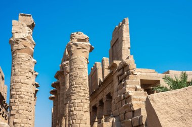 Luxor, Mısır - 27.07.2025. Mısır 'ın Luxor kentindeki Karnak Tapınağı' nın antik kalıntıları binlerce yıllık zengin tarihi ve mimari mucizeyi gözler önüne seriyor.