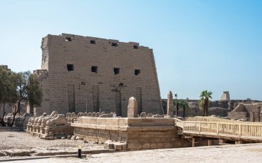 Luxor, Mısır - 27.07.2025. Mısır 'ın Luxor kentindeki Karnak Tapınağı' nın antik kalıntıları binlerce yıllık zengin tarihi ve mimari mucizeyi gözler önüne seriyor.