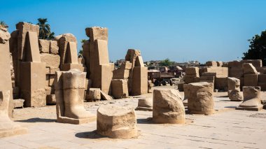 Luxor, Mısır - 27.07.2025. Mısır 'ın Luxor kentindeki Karnak Tapınağı' nın antik kalıntıları binlerce yıllık zengin tarihi ve mimari mucizeyi gözler önüne seriyor.