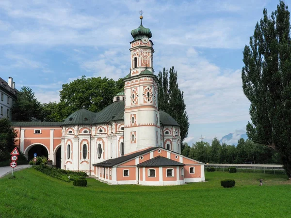 Вольдерс Австрия Изображение Церкви Карла Рядом Сельским Городом — стоковое фото