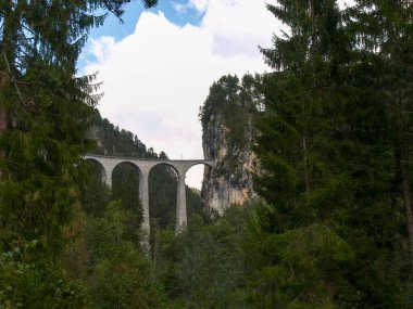 Filisur, İsviçre: Landwasser viyadük İsviçre 'nin Grisonlar kantonundaki Landwasser selinin derin vadisinden geçen görkemli bir 6 kemerli taş köprüdür..