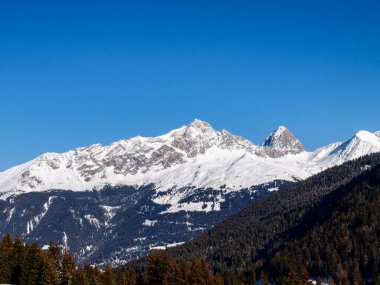 Savognin: bölge, karla kaplı dağlar ve kayak yamaçları
